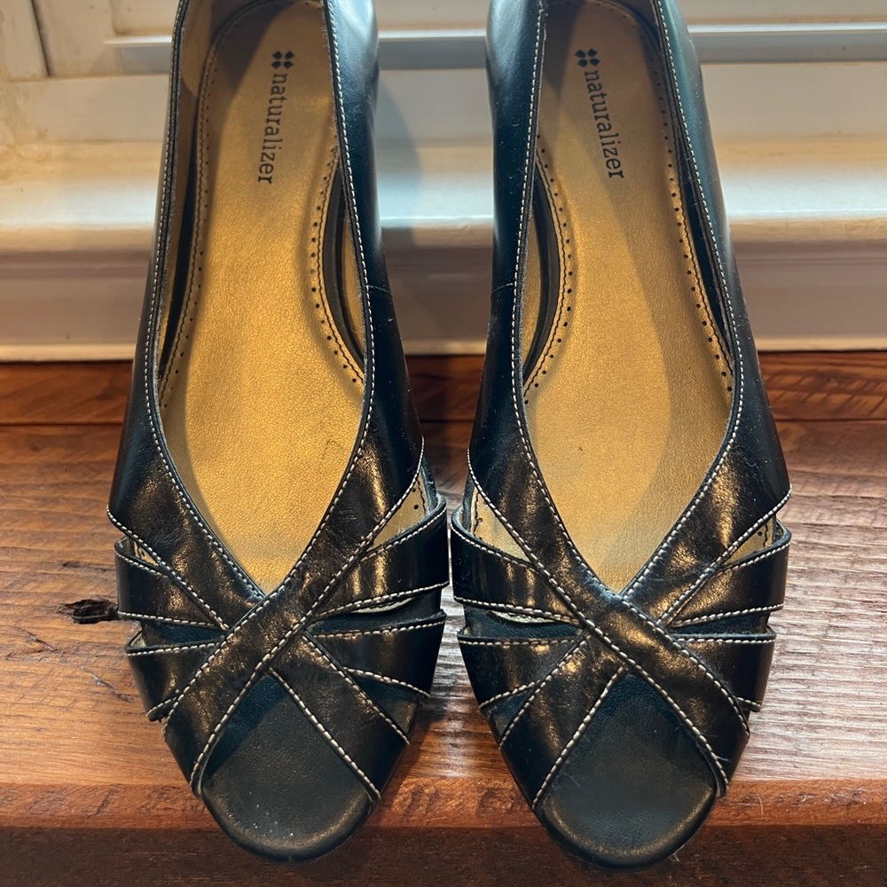 Naturalizer Urbana Black Leather Shoes, Size 7.5 (Narrow)